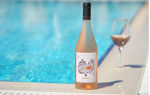Vinul zilei: un rosé din Merlot și Cabernet Sauvignon, cu arome de căpșune sălbatice, cireșe proaspete și petale de trandafir. Proaspăt, echilibrat și numai bun pentru mesele de vară