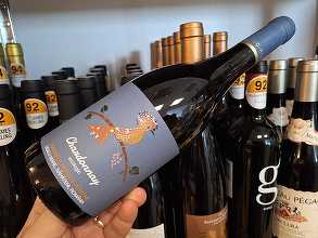 Vinul zilei: un Chardonnay BIO din Dealu Mare, cu arome de citrice, fructe exotice și piersică, completate de o textură amplă și un final mineral. Proaspăt, elegant și potrivit pentru preparate din pește sau fructe de mare