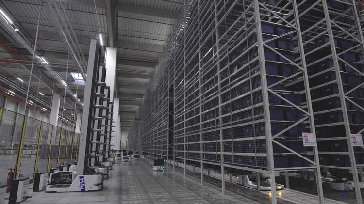 FOTO LPP a adus în România aproape 1.000 de roboți pentru un nou centru de distribuție automatizat
