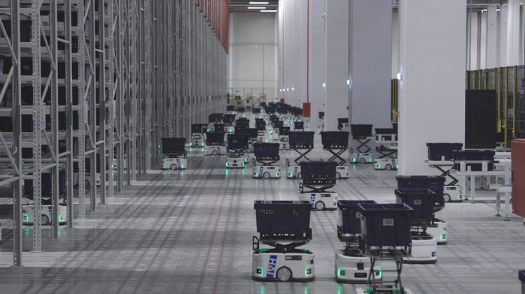 FOTO LPP a adus în România aproape 1.000 de roboți pentru un nou centru de distribuție automatizat