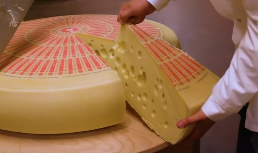 Lovită de o taxă de 10%, brânza Gruyere este mai scumpă pe rafturile magazinelor americane. Producătorii elvețieni caută alternative la piața SUA după introducerea tarifelor lui Trump