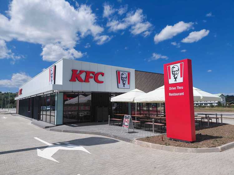 FOTO KFC deschide un nou restaurant în România, primul Drive Thru din zona Bran