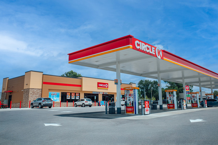 ULTIMA ORĂ FOTO Magazinele Froo, vândute unui gigant surpriză. Pachetul de control al proprietarului Zabka va fi preluat de deținătorul brandurilor Couche-Tard și Circle K, după ce tranzacția cu Seven & i Holdings a căzut