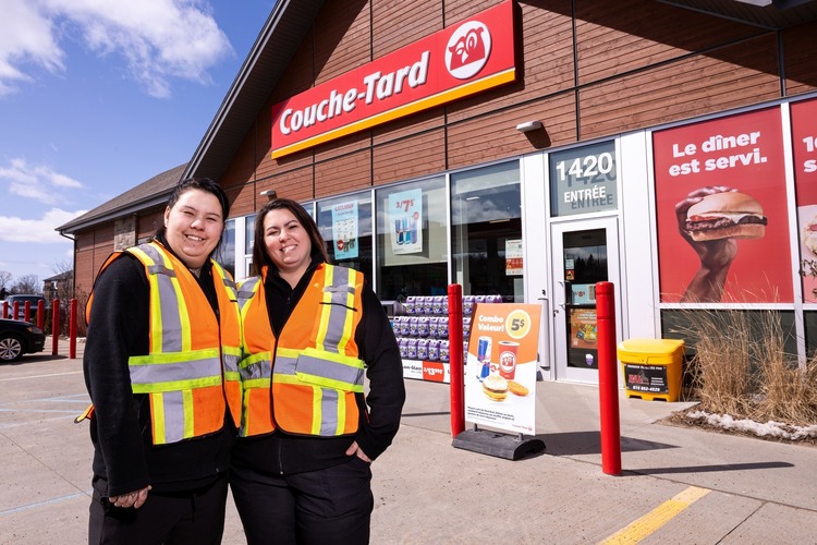 ULTIMA ORĂ FOTO Magazinele Froo, vândute unui gigant surpriză. Pachetul de control al proprietarului Zabka va fi preluat de deținătorul brandurilor Couche-Tard și Circle K, după ce tranzacția cu Seven & i Holdings a căzut
