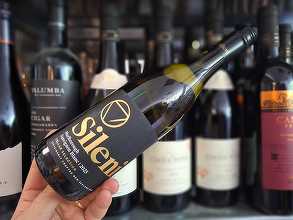 Vinul zilei: un Sauvignon Blanc din Marlborough care reunește aromele de citrice și fructe tropicale cu aciditatea vibrantă și mineralitatea discretă specifice Noii Zeelande. Un alb proaspăt, ideal pentru pește și fructe de mare