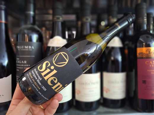 Vinul zilei: un Sauvignon Blanc din Marlborough care reunește aromele de citrice și fructe tropicale cu aciditatea vibrantă și mineralitatea discretă specifice Noii Zeelande. Un alb proaspăt, ideal pentru pește și fructe de mare