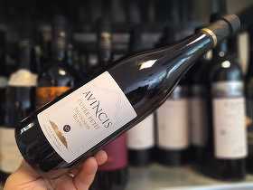 Vinul zilei: un Sauvignon Blanc din Drăgășani, cu arome de fructe exotice, grapefruit și iarbă proaspăt cosită, susținute de o aciditate vibrantă. Un alb proaspăt și elegant, ideal pentru pește și fructe de mare
