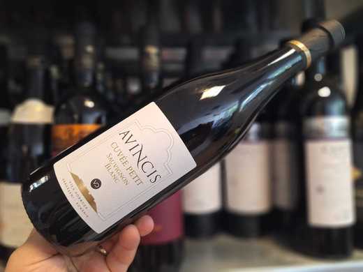 Vinul zilei: un Sauvignon Blanc din Drăgășani, cu arome de fructe exotice, grapefruit și iarbă proaspăt cosită, susținute de o aciditate vibrantă. Un alb proaspăt și elegant, ideal pentru pește și fructe de mare