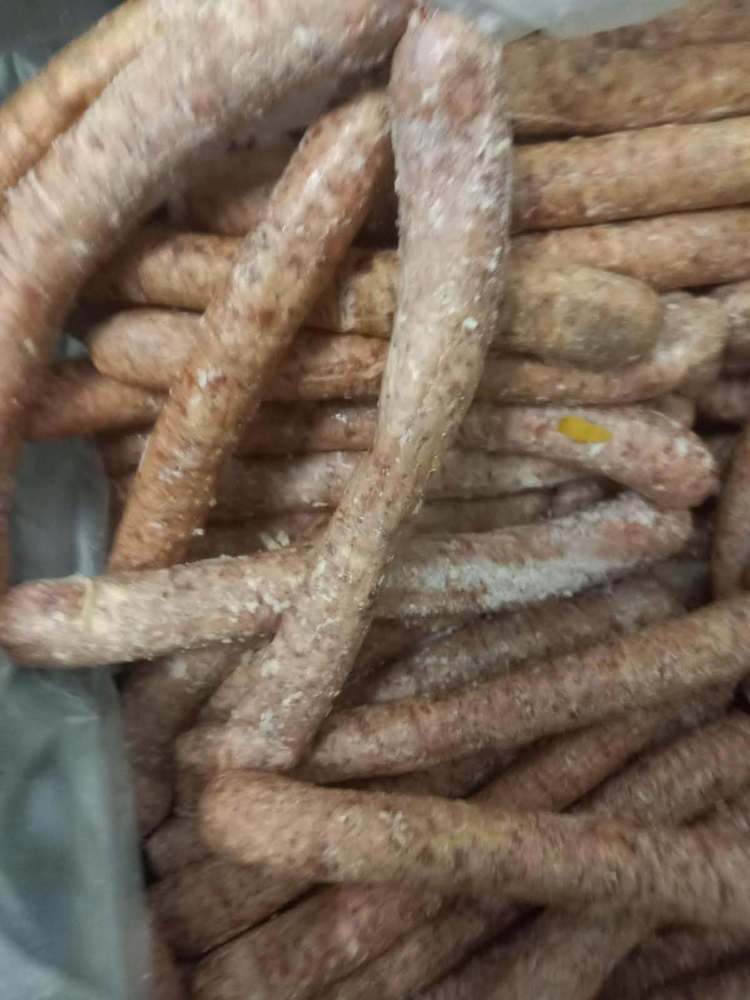 FOTO Comisarii ANPC au urcat la Bâlea Lac și au găsit produse expirate, frigidere ruginite și produse lăsate la soare