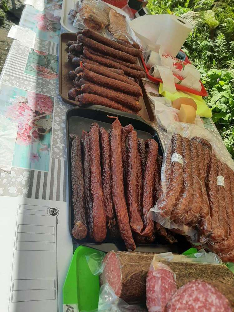 FOTO Comisarii ANPC au urcat la Bâlea Lac și au găsit produse expirate, frigidere ruginite și produse lăsate la soare