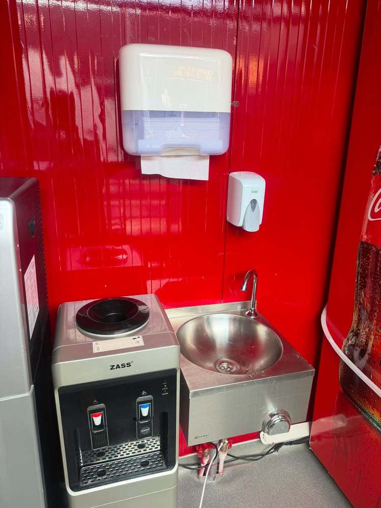 FOTO Comisarii ANPC au urcat la Bâlea Lac și au găsit produse expirate, frigidere ruginite și produse lăsate la soare