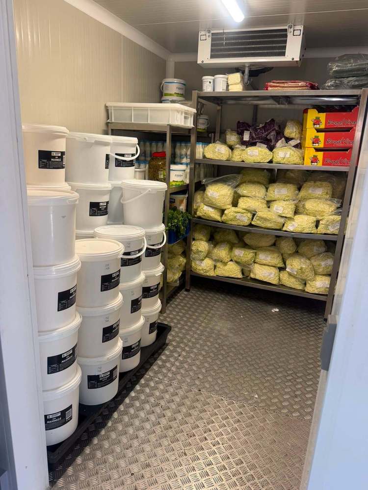 FOTO Comisarii ANPC au urcat la Bâlea Lac și au găsit produse expirate, frigidere ruginite și produse lăsate la soare