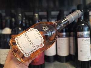 Vinul zilei: un rosé din Provence, cotat cu 91 de puncte James Suckling. Dezvăluie note de flori albe, piersică de vie, pepene și citrice, toate susținute de o mineralitate fină și un final salin. Un vin elegant pentru mesele de vară