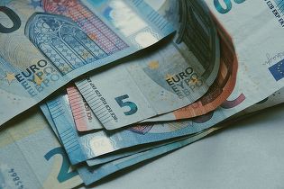 Magazin online din România, amendat pentru că a sunat clienții fără să le ceară voie