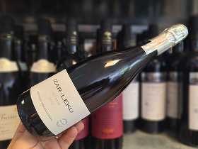 Vinul zilei: un spumant Extra Brut din Țara Bascilor, maturat 34 de luni pe drojdii, cu perlaj fin, arome de citrice, măr verde și pâine prăjită, completate de o mineralitate salină distinctivă. Cotat cu 95 puncte James Suckling și 94 puncte Robert Parker