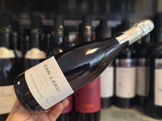 Vinul zilei: un spumant Extra Brut din Țara Bascilor, maturat 34 de luni pe drojdii, cu perlaj fin, arome de citrice, măr verde și pâine prăjită, completate de o mineralitate salină distinctivă. Cotat cu 95 puncte James Suckling și 94 puncte Robert Parker