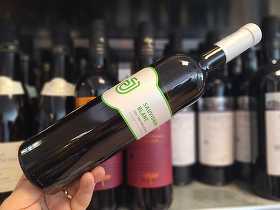 Vinul zilei: un Sauvignon Blanc din Lechința, cu arome de fructul pasiunii, lămâie și iarbă proaspăt cosită, susținute de o aciditate vibrantă și un final proaspăt, tipic terroir-ului transilvănean