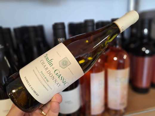 Vinul zilei: un Chardonnay din Languedoc, cultivat pe soluri calcaroase, cu arome de citrice, flori albe și note fine de miere. Fructat, mineral și răcoritor, este alegerea ideală pentru pește, fructe de mare și preparate din carne albă