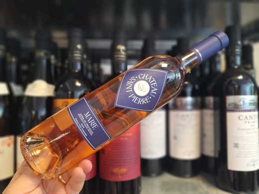 Vinul zilei: un rosé din Côtes de Provence, realizat din Syrah, Cinsault și Grenache, cu arome florale și citrice și un gust proaspăt, amplu și persistent