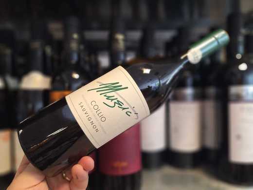 Vinul zilei: un Sauvignon Blanc din regiunea Collio, cu arome de ananas, fructe tropicale, note vegetale și condimente. Proaspăt și bine structurat, are un final lung și mineral. Ideal alături de aperitive, pește sau fructe de mare