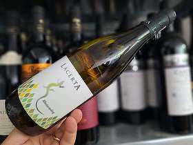 Vinul zilei: un Riesling de Rin din Dealu Mare, cu mineralitate bine conturată, note de piersică verde și pomelo și o aciditate proaspătă. Un vin expresiv și echilibrat, potrivit pentru pește, fructe de mare sau brânzeturi cremoase