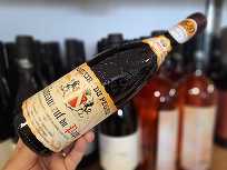 Vinul zilei: un Châteauneuf-du-Pape cu arome de cireșe negre, mure, grafit și condimente, susținute de o structură concentrată și taninuri coapte. Un vin complex, cu un important potențial de învechire, cotat cu 95-97 puncte Parker, 96 puncte Suckling