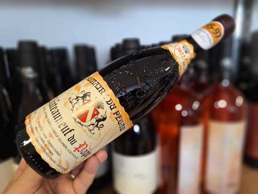 Vinul zilei: un Châteauneuf-du-Pape cu arome de cireșe negre, mure, grafit și condimente, susținute de o structură concentrată și taninuri coapte. Un vin complex, cu un important potențial de învechire, cotat cu 95-97 puncte Parker, 96 puncte Suckling