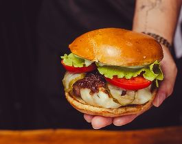 Brandurile se întrec să cucerească piața burgerilor din China, aflată în plin boom