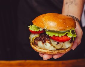 Brandurile se întrec să cucerească piața burgerilor din China, aflată în plin boom