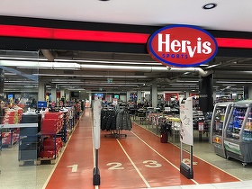 VIDEO Haos în magazine din România ale Hervis, după reduceri înainte de plecare