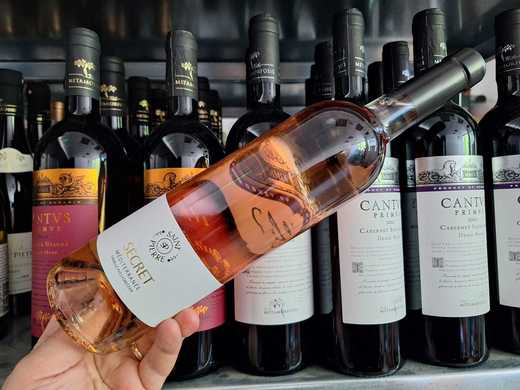 Vinul zilei: un rosé din Provence, realizat din Cinsault, Grenache și Syrah, cu arome de piersică albă, citrice și fructe roșii delicate. Proaspăt și elegant, are o textură fină și un final fructat, cu accente minerale