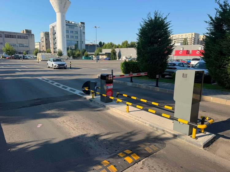 FOTO PREMIERĂ în România. Abonamente de parcare în curtea hipermarketului. Autoritățile se pregătesc să înceapă discuții cu marile magazine. Kaufland a lansat deja abonamente, în capitală