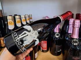 Vinul zilei: un cupaj BIO de Fetească Neagră 2023 și Merlot 2021, cotat cu 94 de puncte Luca Maroni. Vișinele coapte, coacăzele negre și prunele se completează cu piper, vanilie și tabac, într-un vin amplu, cu final lung și condimentat
