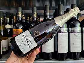 Vinul zilei: o șampanie cremoasă, cu discrete note de biscuiți, ce dezvăluie arome de pere, mere și miere. Un cupaj rafinat de Pinot Meunier, Pinot Noir și Chardonnay, cotat cu 92 de puncte James Suckling