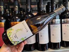Vinul zilei: o Fetească Albă din Dealu Mare, cu piersică, cireșe albe, citrice și accente de fructe tropicale. Aciditatea revigorantă și mineralitatea elegantă îi conturează un profil proaspăt, echilibrat și expresiv. Ideala alaturi de pește, salate de va