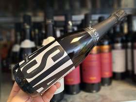 Vinul zilei: o Cava organică din Xarel·lo, Macabeo și Parellada, cu fructe tropicale, citrice și note fine de patiserie. Perlajul delicat și aromele de fructe verzi conturează un spumant proaspăt, cremos și echilibrat