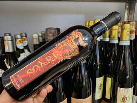 Vinul zilei: un Cabernet Sauvignon matur și complex, cu note de fructe negre, vanilie, ciocolată și condimente fine, taninuri bine conturate și un final lung și persistent. Ideal alături de preparate consistente