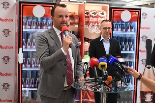 Auchan lansează în exclusivitate spumantele Grenat et Blanc, produse de Domeniile Averești pentru fanii FC Rapid