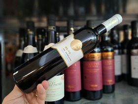 Vinul zilei: Muscat Ottonel și Feteasca Regală se întâlnesc într-un alb proaspăt, cu note de pere, citrice și flori de portocal. Feteasca Regală îi oferă structură, iar Muscatul contribuie cu expresivitatea aromatică și postgustul proaspăt