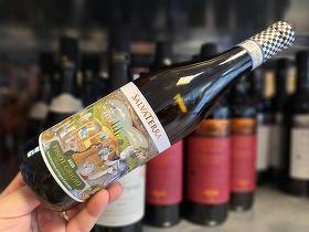 Vinul zilei: un Pinot Grigio din nord-estul Italiei, cu prospețime, mineralitate și un profil dominat de fructe albe și citrice, savuros alături de fructe de mare, pește, paste cu sosuri ușoare, legume sau brânzeturi proaspete
