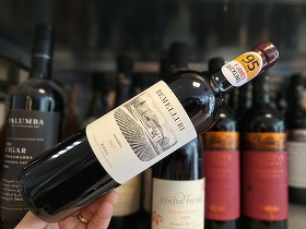 Vinul zilei: un vin roșu cotat cu 95 de puncte James Suckling, un cupaj remarcabil de Garnacha, Graciano și Tempranillo din Rioja Alavesa. Fructele roșii și negre se întâlnesc cu ierburile aromatice, condimentele și notele de coajă de portocală, într-un v