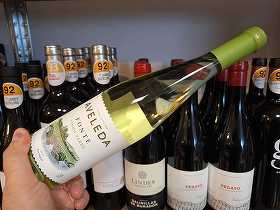 Vinul zilei: un Vinho Verde portughez cu arome de măr verde, lime și piersică și o discretă senzație perlantă. Un vin alb lejer, cu aciditate echilibrată și un profil răcoritor care poate însoți tartă sărată de cod, măsline marinate, empanadas, pește alb