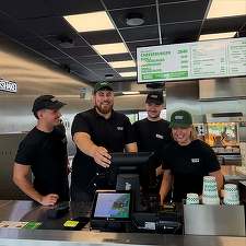FOTO Ofertă în România. "Veniți noaptea la ușă, vă așteptăm cu pături și mâncare!". Lanț de fast-food intră astăzi în România, cu plan amplu de extindere, așteptând clienți de la 1 noaptea. Povestea afacerii Simon's Burger