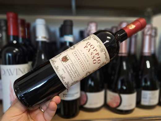 Vinul zilei: un Primitivo din Puglia cu arome generoase de mure și cacao, completate de condimente și ierburi aromatice. Un roșu intens și fructat, potrivit alături de carne roșie și preparate la grătar