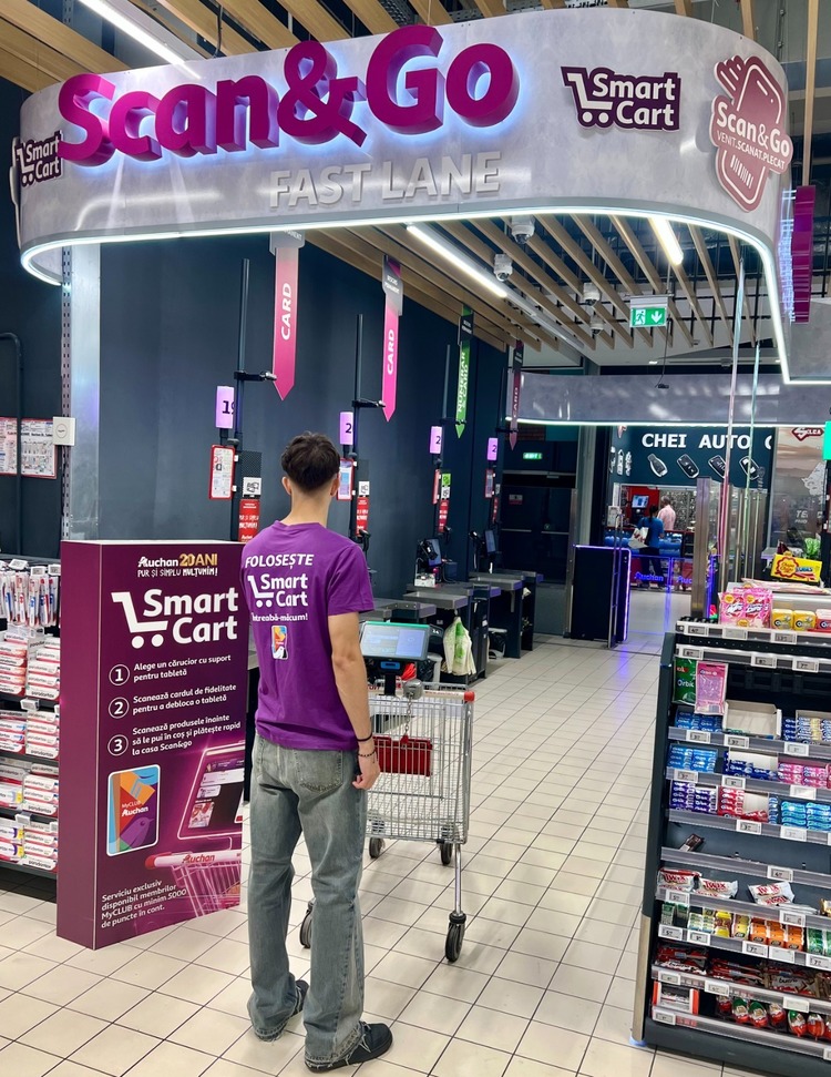 FOTO PREMIERĂ Auchan în România. Apare căruciorul de cumpărături inteligent, Smart Cart, în cel mai mare supermarket discount al țării, din București