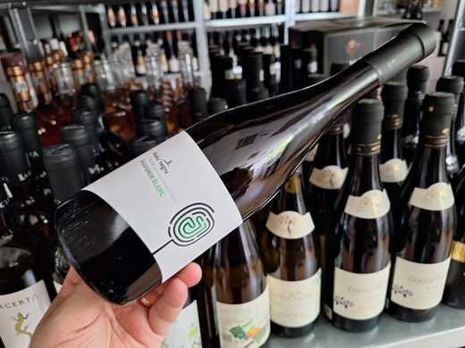 Vinul zilei: un Sauvignon Blanc din Transilvania, cu arome de pomelo, fructul pasiunii, flori de soc, agrișe, lime și mango, completate de accente vegetale și minerale. Un vin proaspăt și bine structurat, potrivit alături de pește, fructe de mare sau preparate ușoare din carne albă