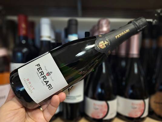 Vinul zilei: un spumant realizat 100% din Chardonnay, cu arome de mere Golden, flori albe, citrice, brioșă și croissant, savuros ca aperitiv sau alături de fructe de mare, pește, sushi sau antreuri fine