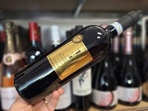 Vinul zilei: 97 de puncte Luca Maroni pentru un Primitivo di Manduria cu note de prune coapte, cireșe negre și fructe de pădure, completate de condimente și note de stejar. Un vin amplu și catifelat, potrivit alături de carne roșie, vânat și preparate consistente
