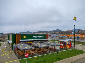 FOTO McDonald’s apelează la AI pentru a determina prețurile. Algoritmii stabilesc când prețurile trebuie crescute sau scăzute, în funcție de cerere și ofertă, din cele 14 mii de restaurante din SUA
