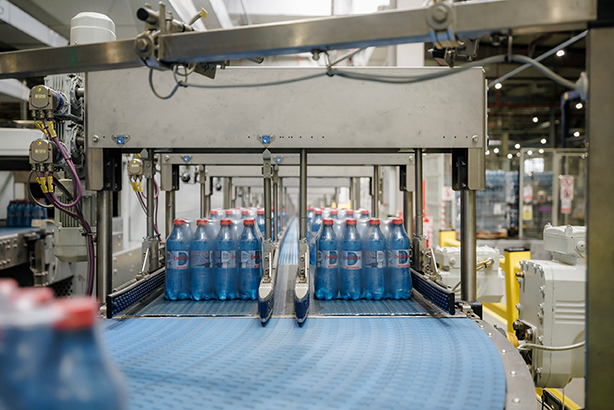 FOTO Fabrica Coca-Cola din Poiana Negrii, una dintre cele mai complexe dintre cele 16 unități de îmbuteliere ape naturale minerale și a treia ca volum îmbuteliat din grup. Recomandare pentru consumatori: La asta m-aș uita la orice apă pe care o beau